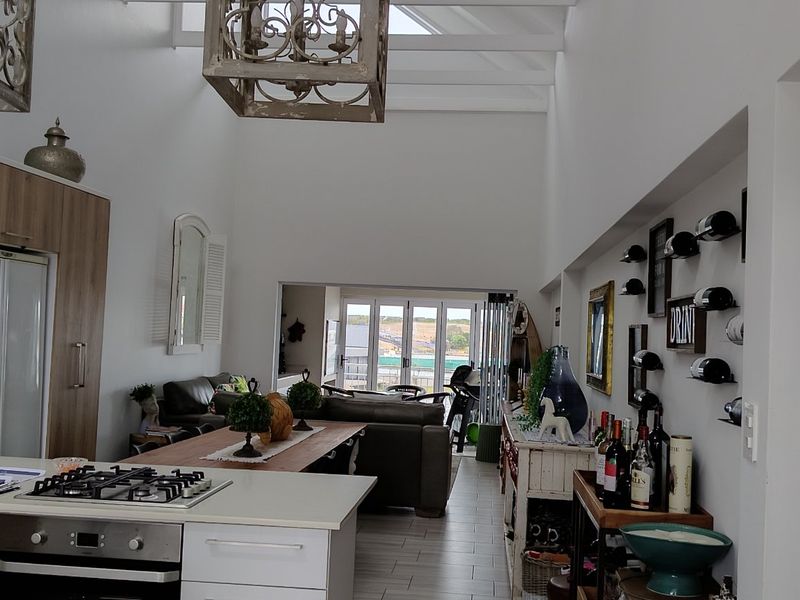 3 Bedroom Waterfront Apartment in Secure Marina Martinique in Jeffreys Bay - Photo 5