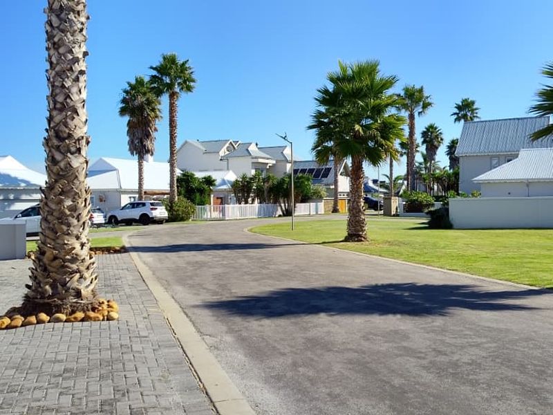 3 Bedroom Waterfront Apartment in Secure Marina Martinique in Jeffreys Bay - Photo 3