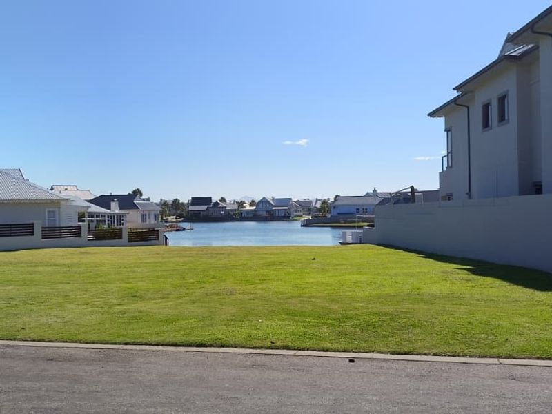 3 Bedroom Waterfront Apartment in Secure Marina Martinique in Jeffreys Bay - Photo 2