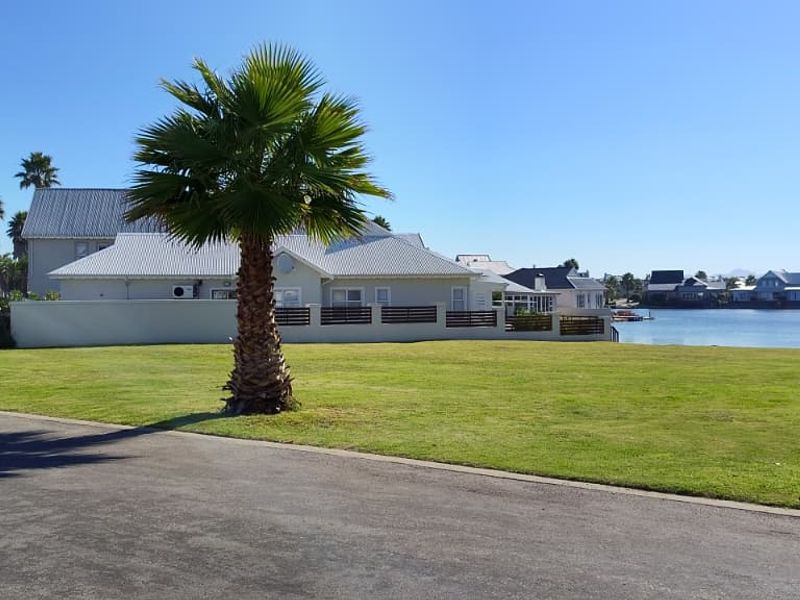 3 Bedroom Waterfront Apartment in Secure Marina Martinique in Jeffreys Bay - Photo 4