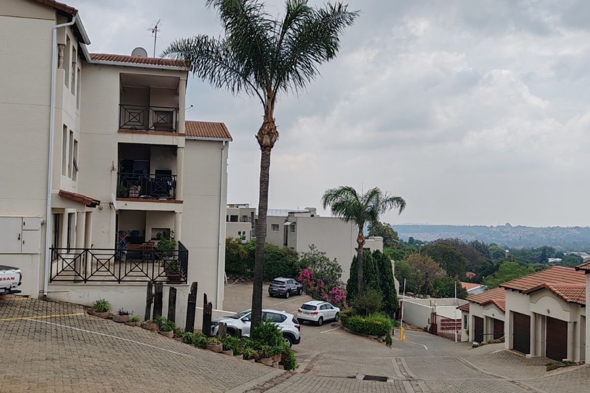 Comfortable Apartment with Great Shared Amenities - Photo 2