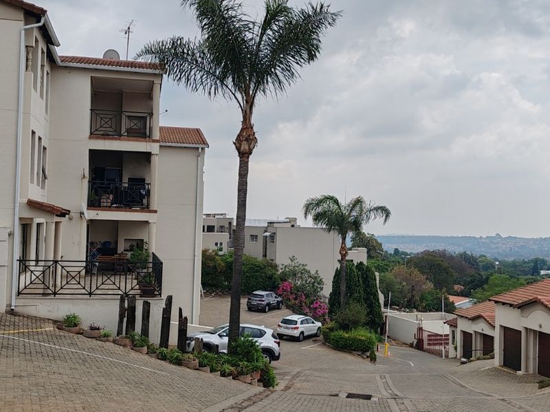 Comfortable Apartment with Great Shared Amenities - Photo 2