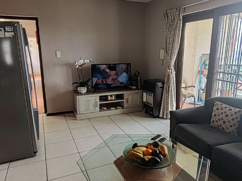 Comfortable Apartment with Great Shared Amenities - Photo 9