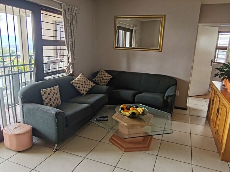 Comfortable Apartment with Great Shared Amenities - Photo 8