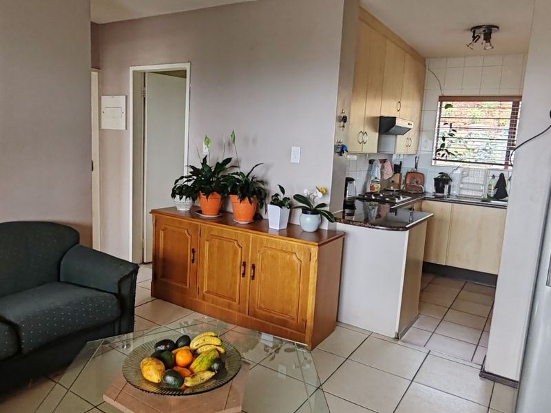 Comfortable Apartment with Great Shared Amenities - Photo 7