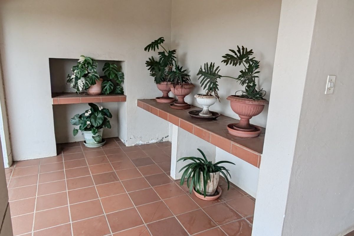 Comfortable Apartment with Great Shared Amenities - Photo 3