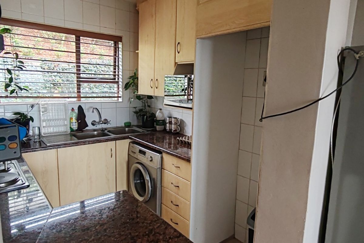 Comfortable Apartment with Great Shared Amenities - Photo 5