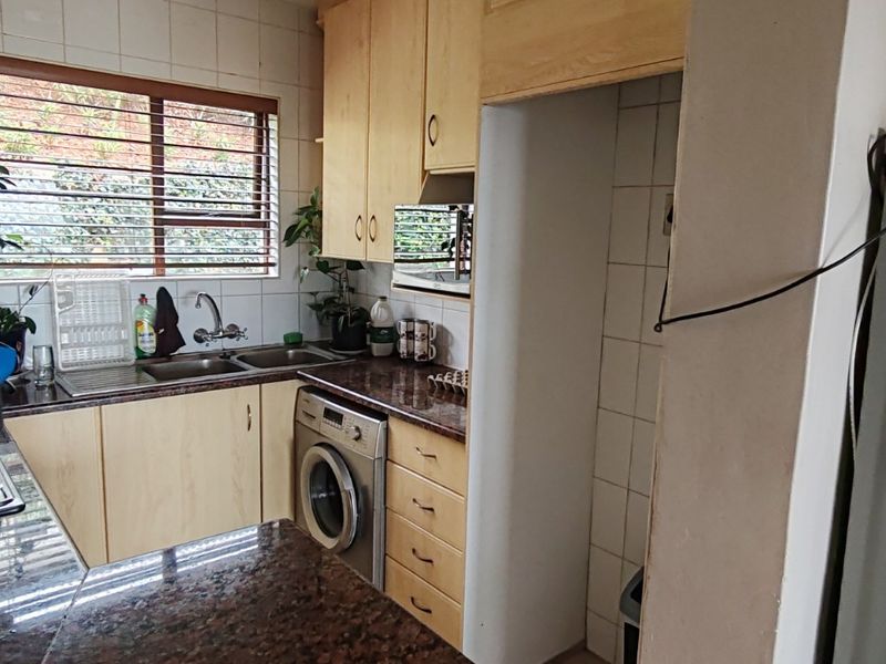 Comfortable Apartment with Great Shared Amenities - Photo 5