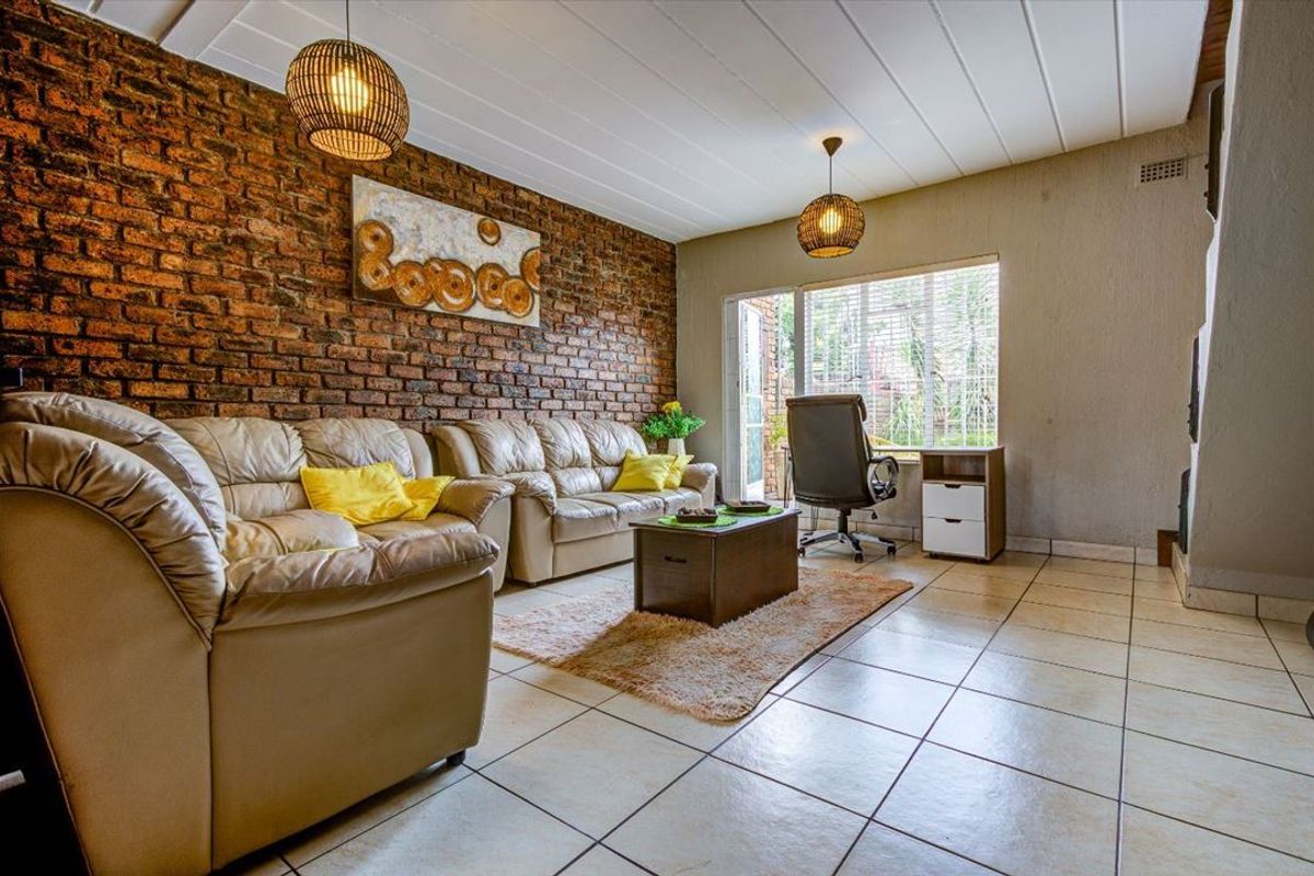 Neat Home with Entrance Hall and Secure Garage - Photo 2