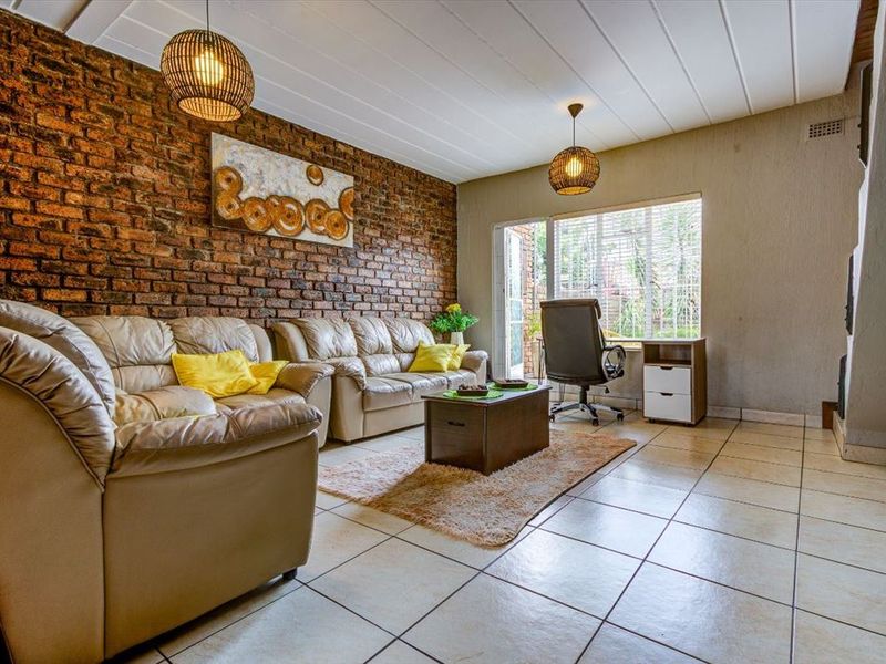 Neat Home with Entrance Hall and Secure Garage - Photo 2