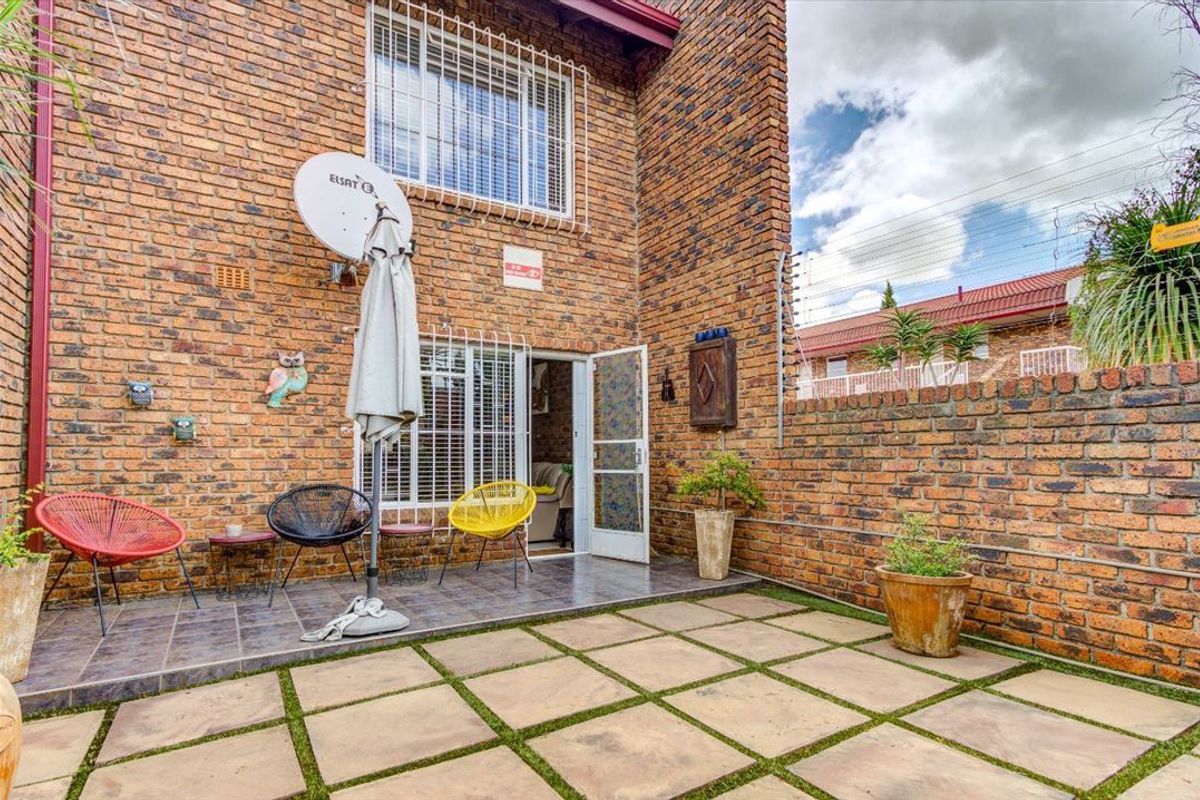 Neat Home with Entrance Hall and Secure Garage - Photo 3