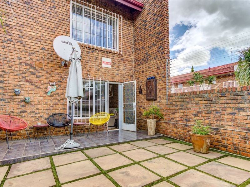 Neat Home with Entrance Hall and Secure Garage - Photo 3