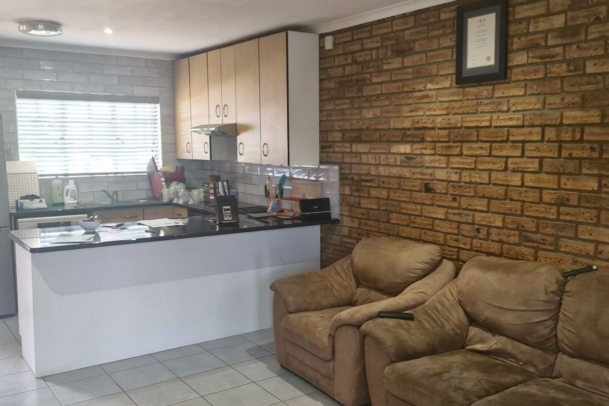 Spacious Townhouse with Private Garden - Photo 4