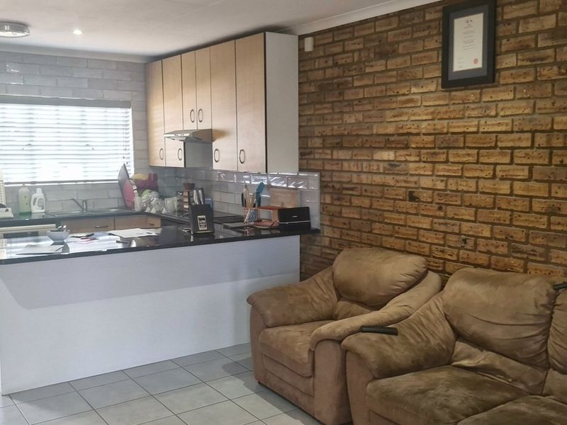 Spacious Townhouse with Private Garden - Photo 4