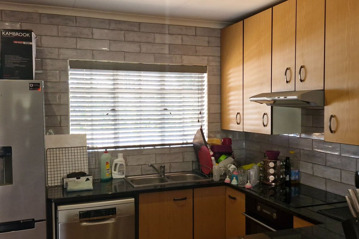 Spacious Townhouse with Private Garden - Photo 5