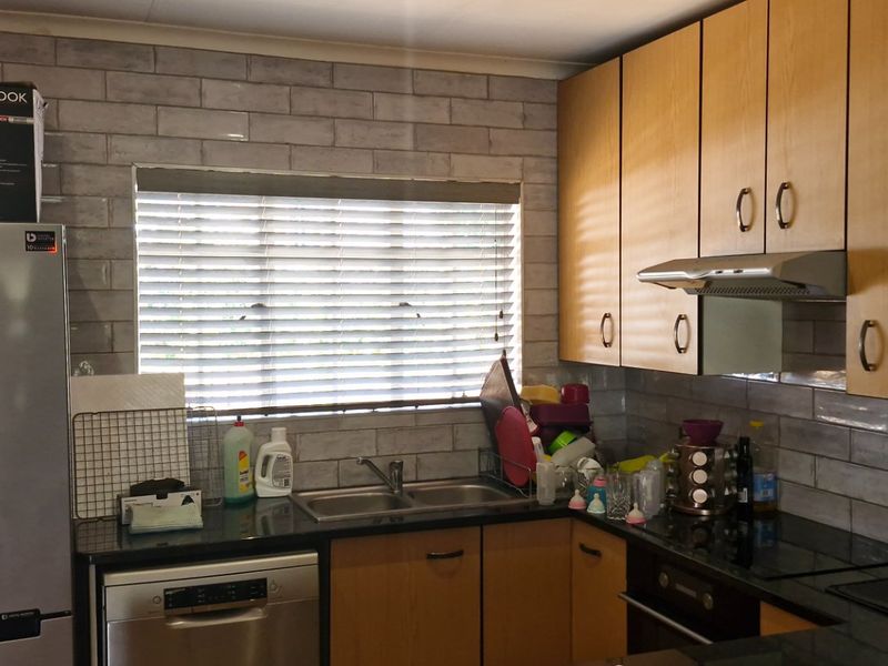 Spacious Townhouse with Private Garden - Photo 5