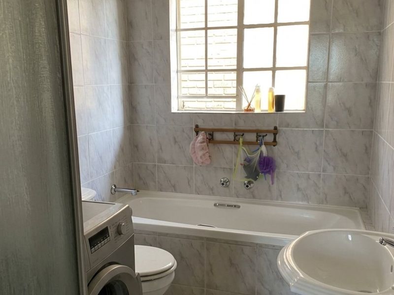 Spacious Townhouse with Private Garden - Photo 10