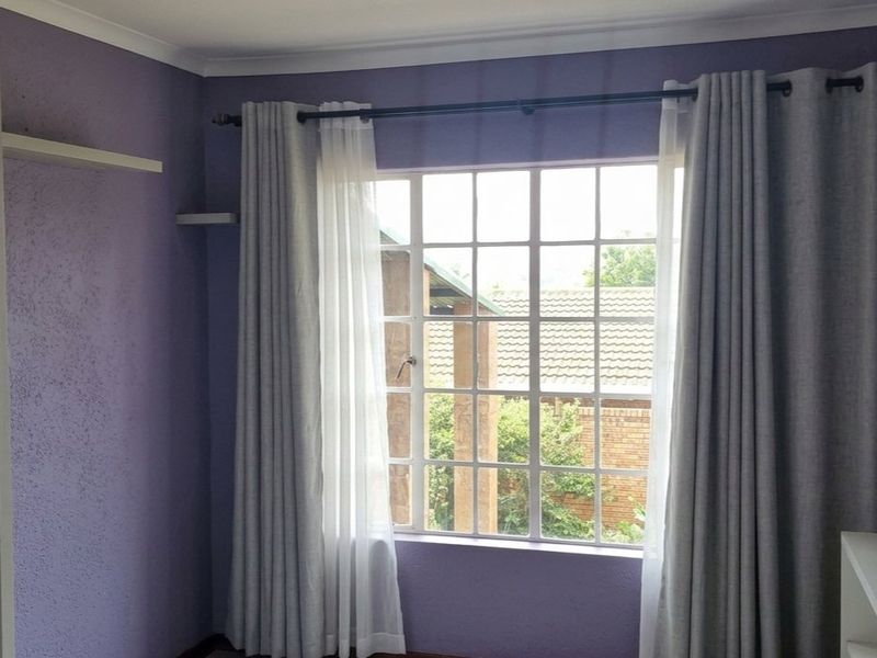 Spacious Townhouse with Private Garden - Photo 9