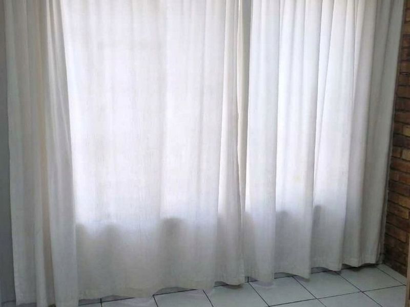 Spacious Townhouse with Private Garden - Photo 8