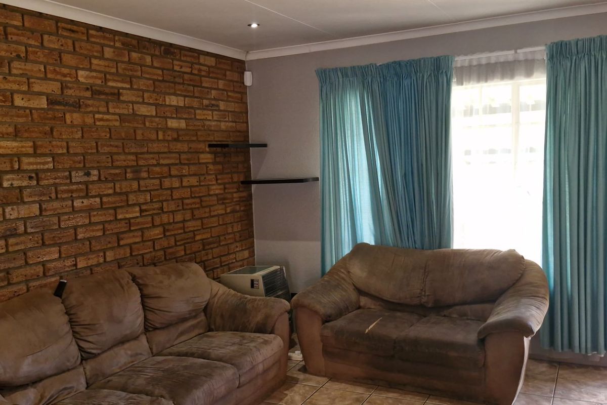 Spacious Townhouse with Private Garden - Photo 3