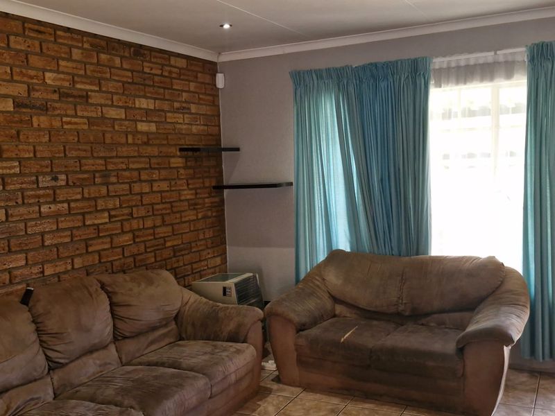 Spacious Townhouse with Private Garden - Photo 3