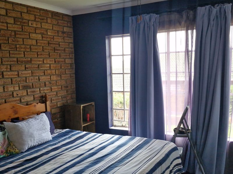 Spacious Townhouse with Private Garden - Photo 7