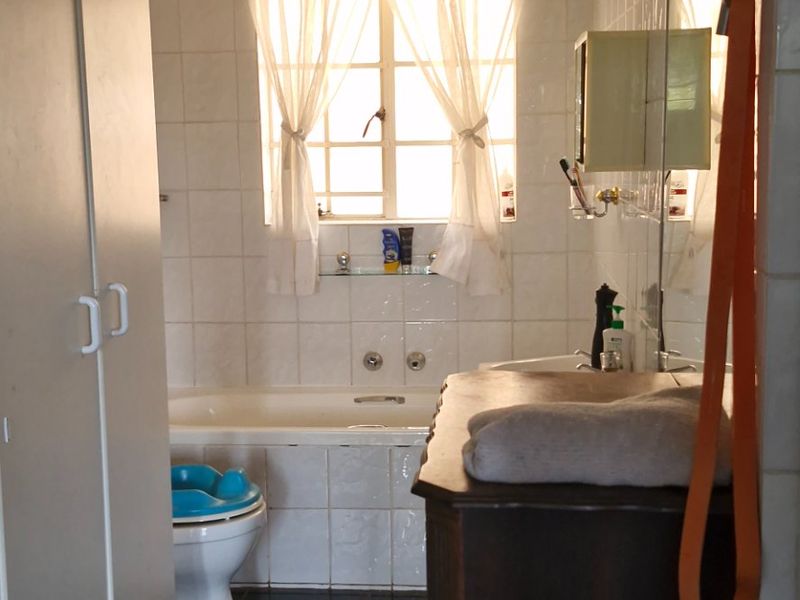 Spacious Townhouse with Private Garden - Photo 6