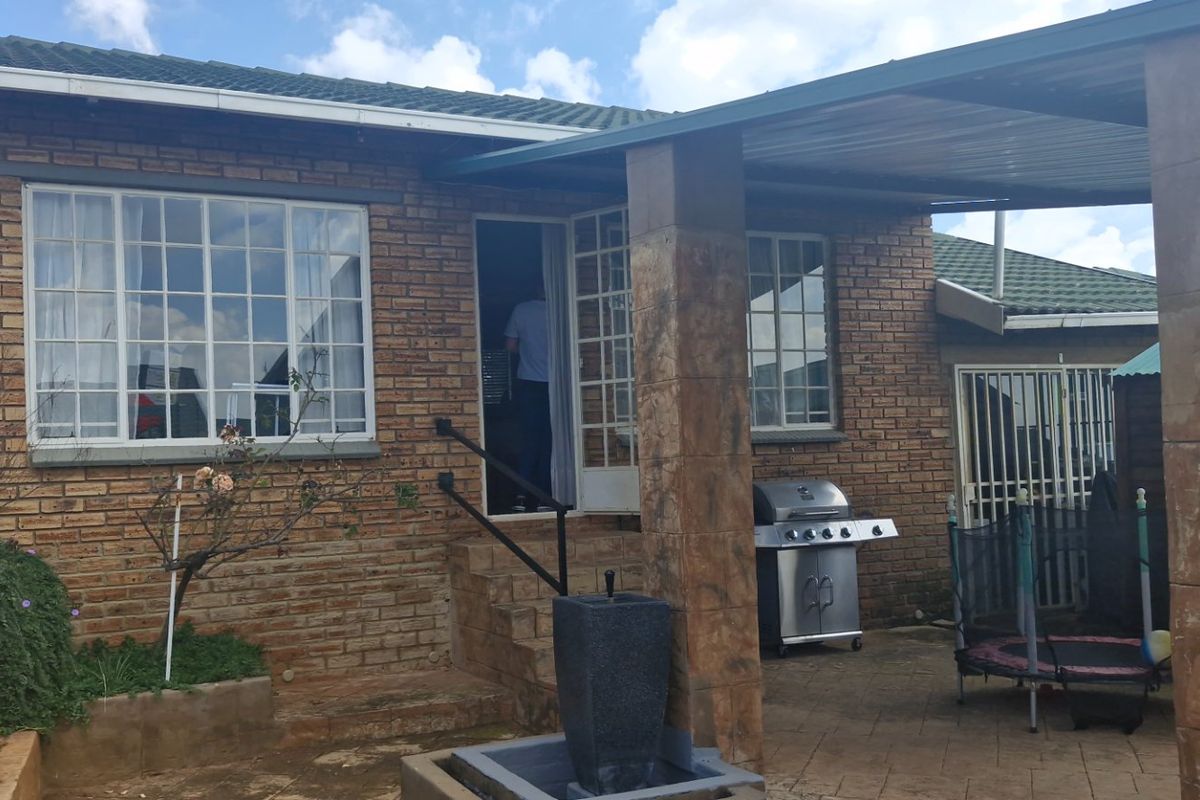 Spacious Townhouse with Private Garden - Photo 2