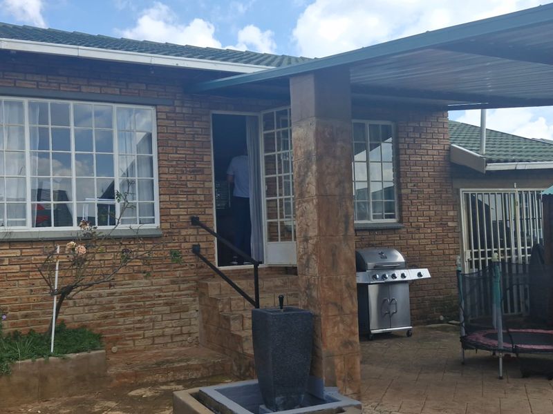 Spacious Townhouse with Private Garden - Photo 2