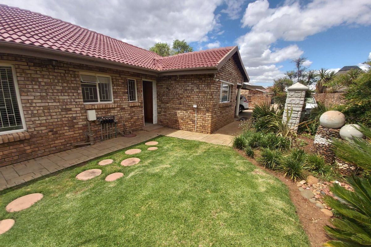 3 Bedroom Townhouse For Sale in Meiringspark. - Photo 2