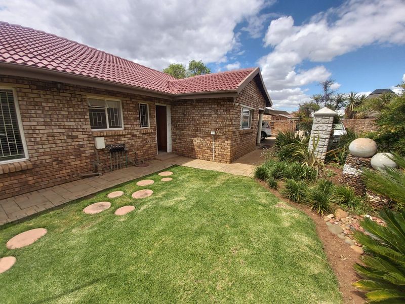 3 Bedroom Townhouse For Sale in Meiringspark. - Photo 2