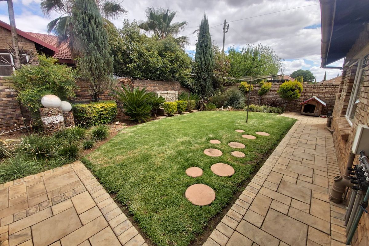 3 Bedroom Townhouse For Sale in Meiringspark. - Photo 4