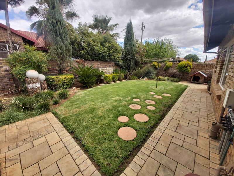 3 Bedroom Townhouse For Sale in Meiringspark. - Photo 4