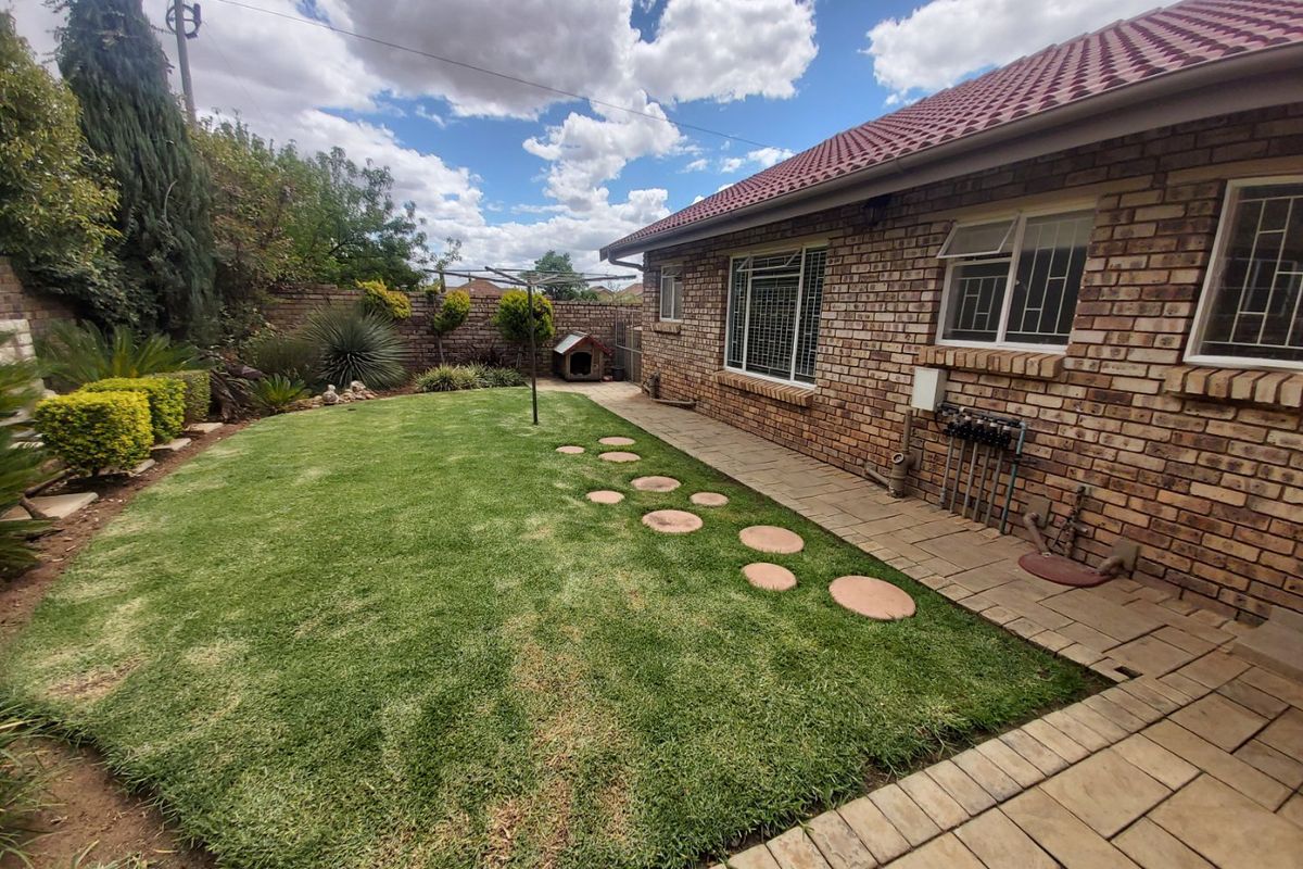 3 Bedroom Townhouse For Sale in Meiringspark. - Photo 3