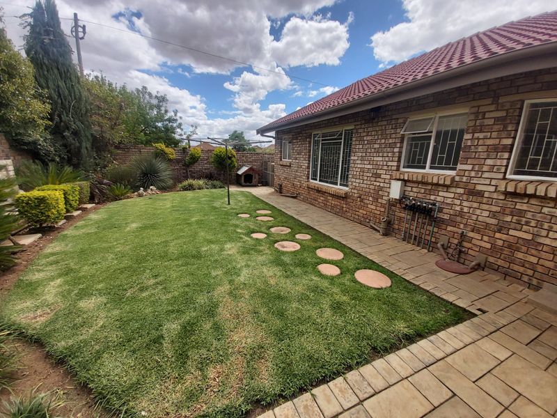 3 Bedroom Townhouse For Sale in Meiringspark. - Photo 3