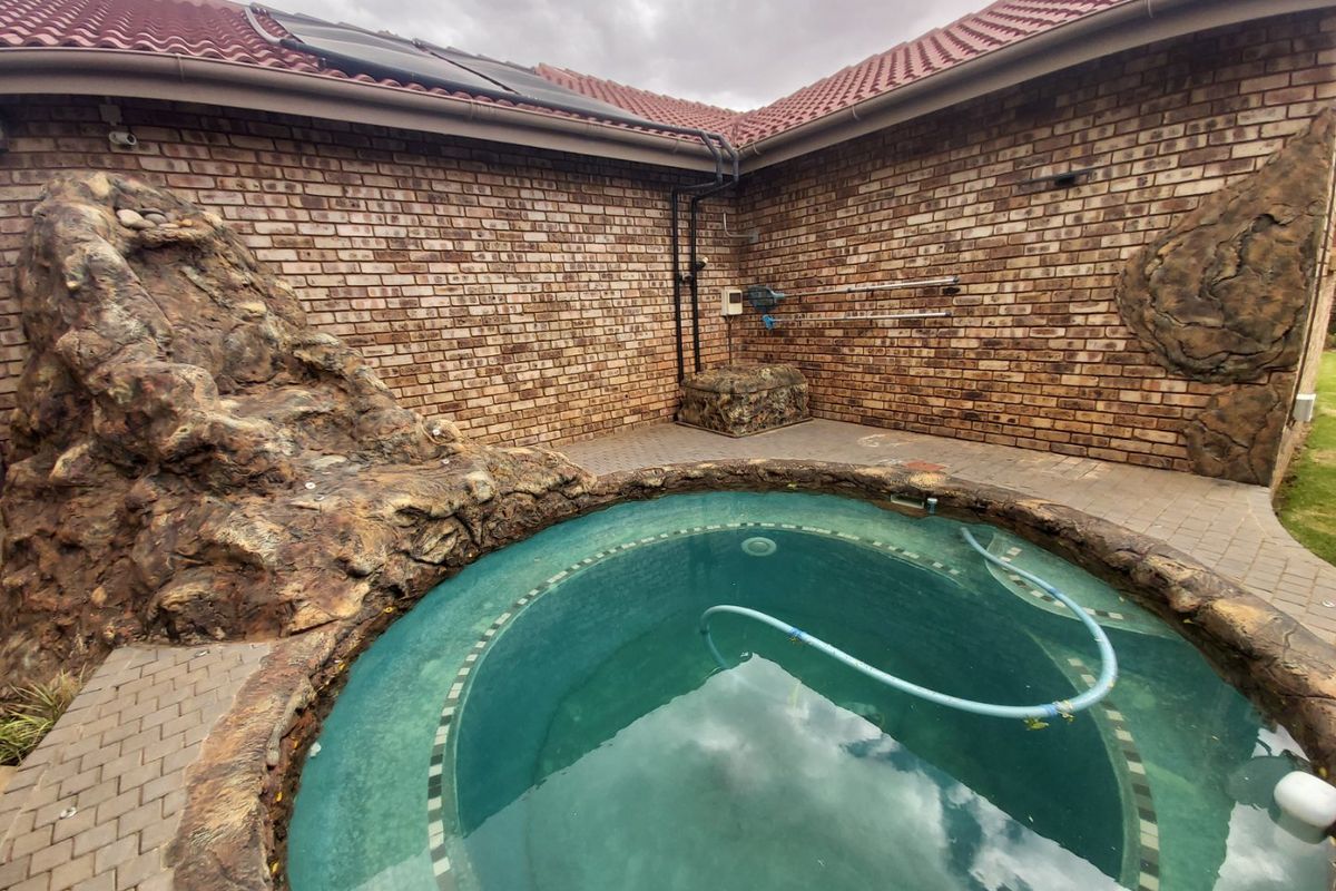 3 Bedroom Townhouse For Sale in Meiringspark. - Photo 5