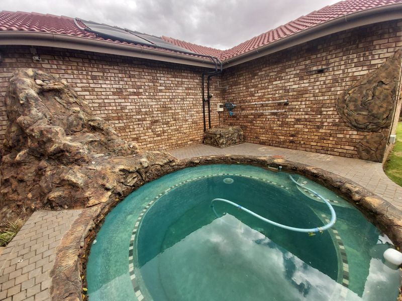 3 Bedroom Townhouse For Sale in Meiringspark. - Photo 5