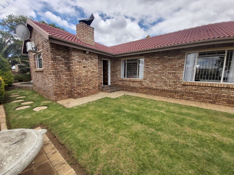 3 Bedroom Townhouse For Sale in Meiringspark. - Photo 10