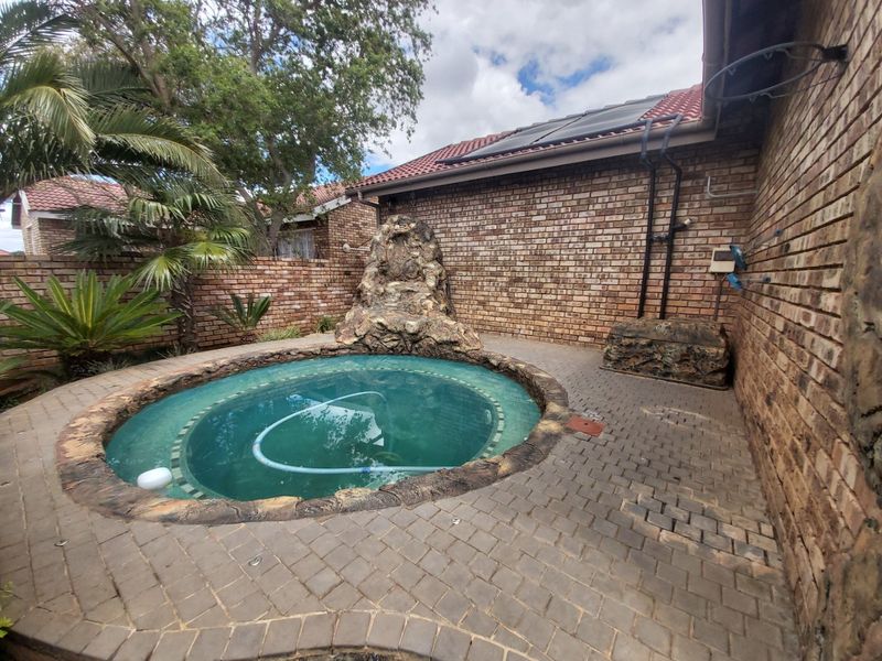 3 Bedroom Townhouse For Sale in Meiringspark. - Photo 9