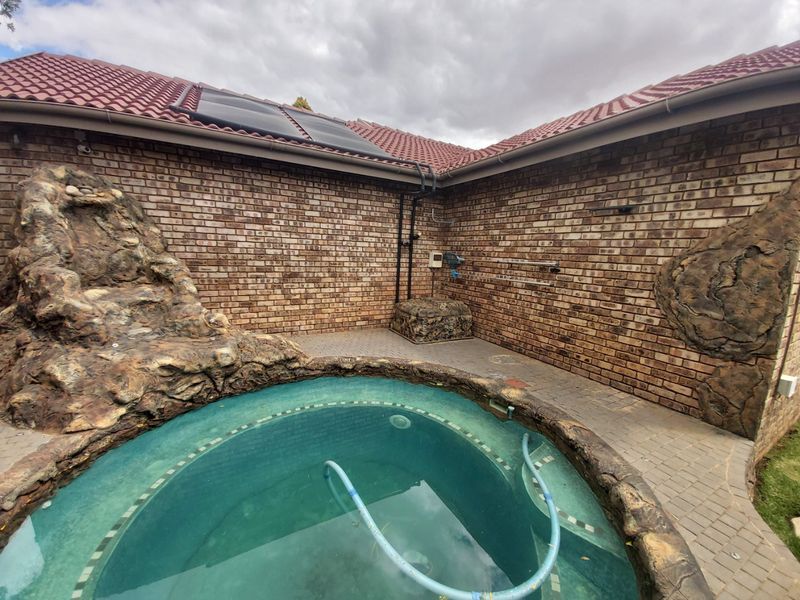 3 Bedroom Townhouse For Sale in Meiringspark. - Photo 8