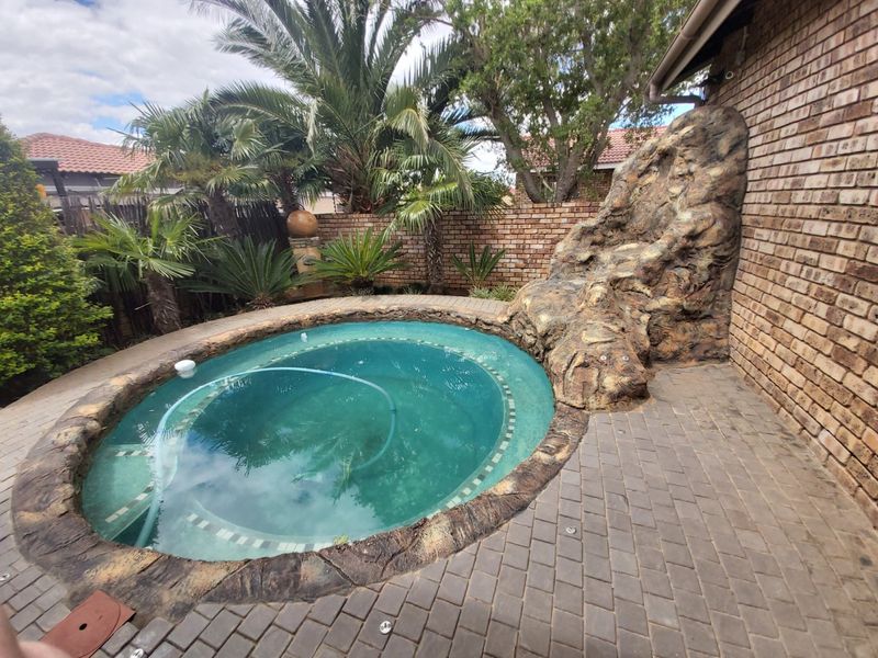 3 Bedroom Townhouse For Sale in Meiringspark. - Photo 7