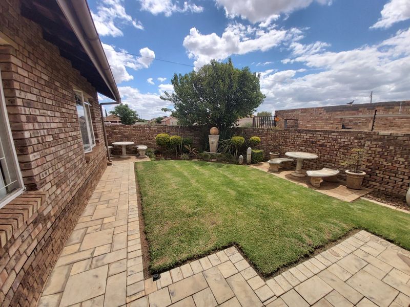 3 Bedroom Townhouse For Sale in Meiringspark. - Photo 6