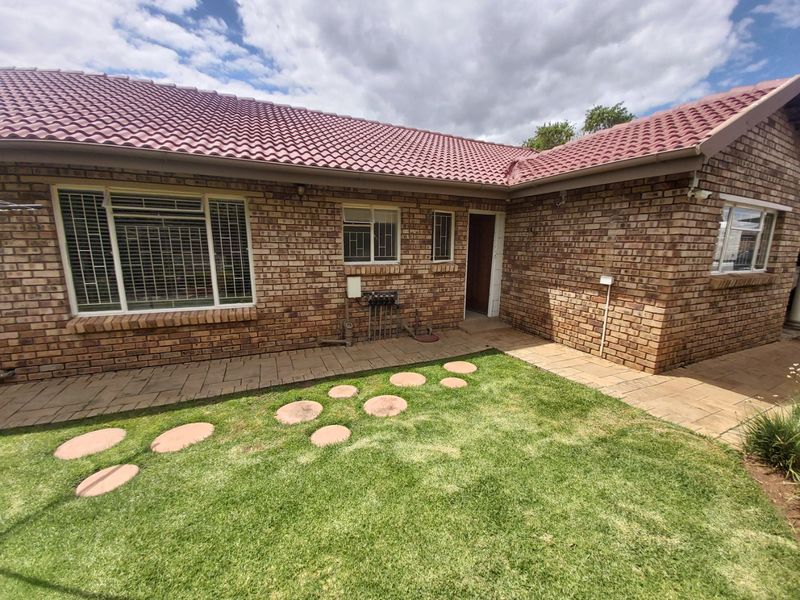 3 Bedroom Townhouse For Sale in Meiringspark. - Photo 1