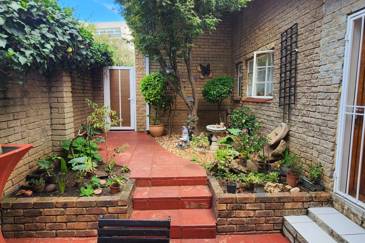 Elegant, Secure Family Living with Modern Comforts and Exceptional Convenience - Photo 5