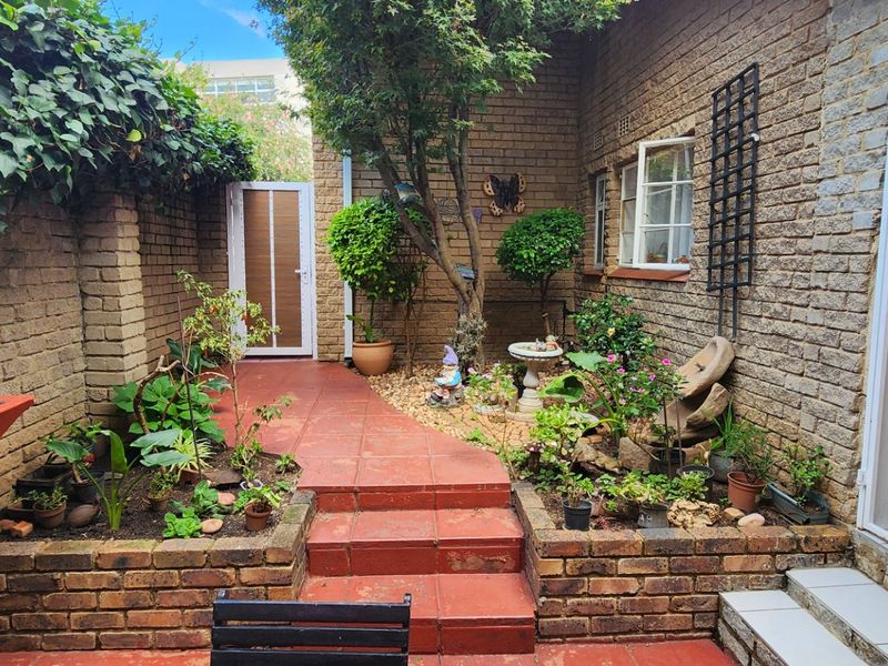 Elegant, Secure Family Living with Modern Comforts and Exceptional Convenience - Photo 5