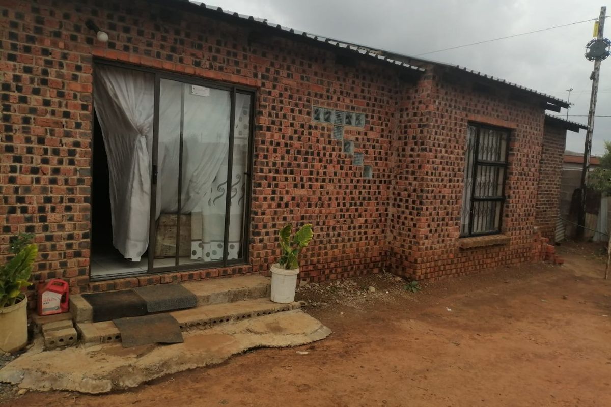 Discover the perfect blend of space, comfort, and potential in this charming corner family home! - Photo 2