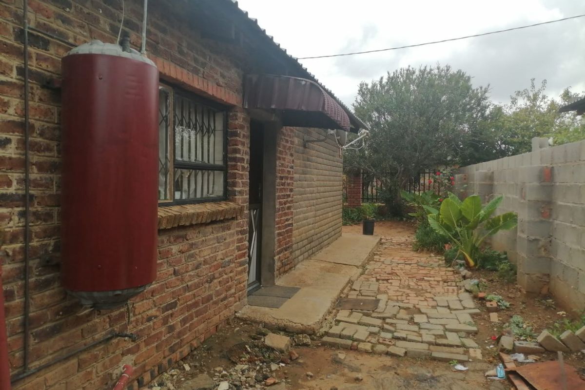 Discover the perfect blend of space, comfort, and potential in this charming corner family home! - Photo 4