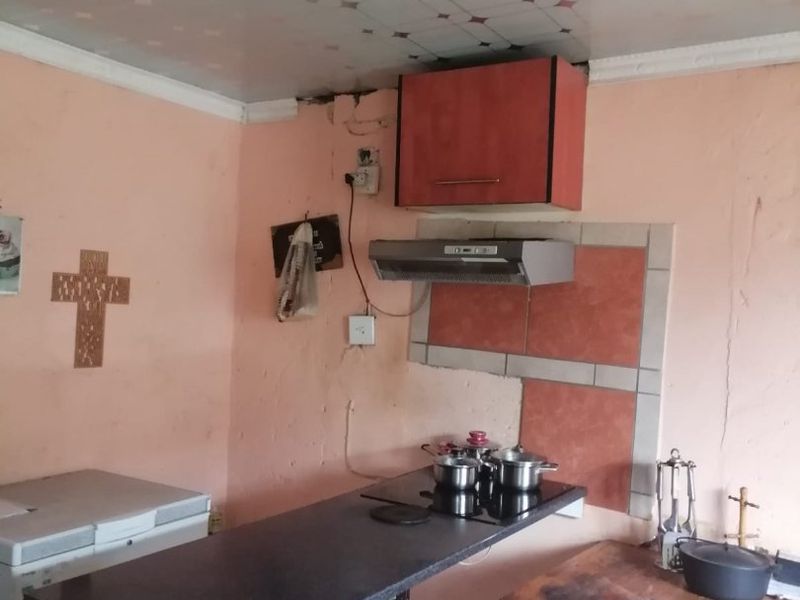 Discover the perfect blend of space, comfort, and potential in this charming corner family home! - Photo 10