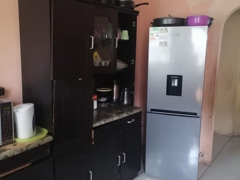 Discover the perfect blend of space, comfort, and potential in this charming corner family home! - Photo 9