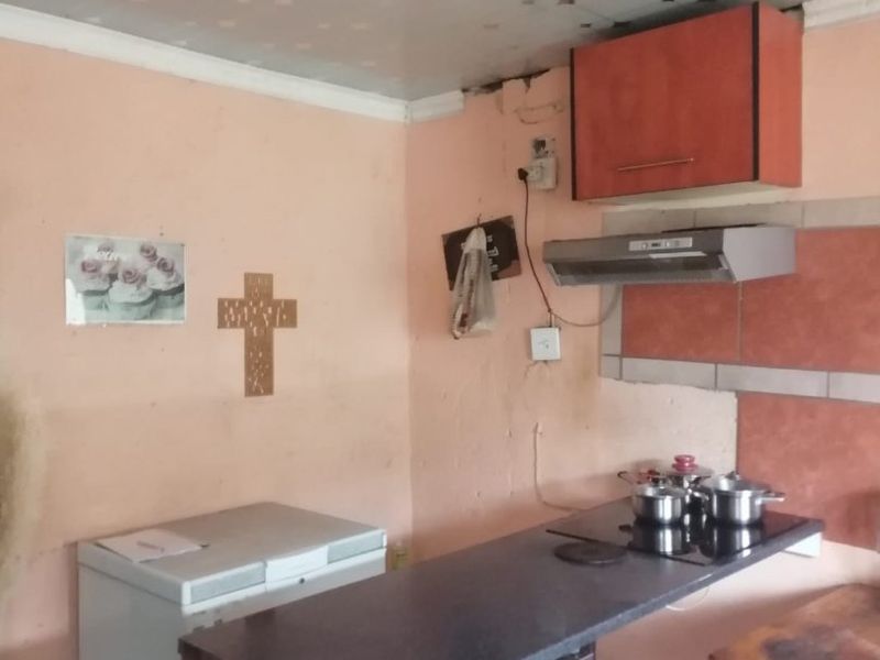 Discover the perfect blend of space, comfort, and potential in this charming corner family home! - Photo 8